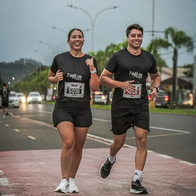 Atletas correndo a Night Run Igrejinha com camisetas Sidesul